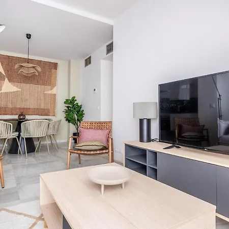 Amplisimo De Diseno Nuevo En El Corazon De Triana, Parking Included Appartement *
