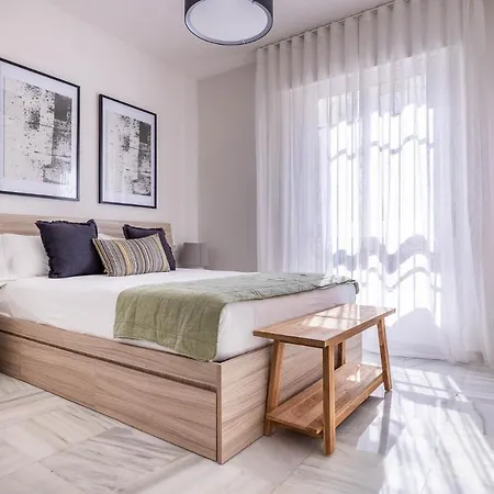 Amplisimo De Diseno Nuevo En El Corazon De Triana, Parking Included Διαμέρισμα *