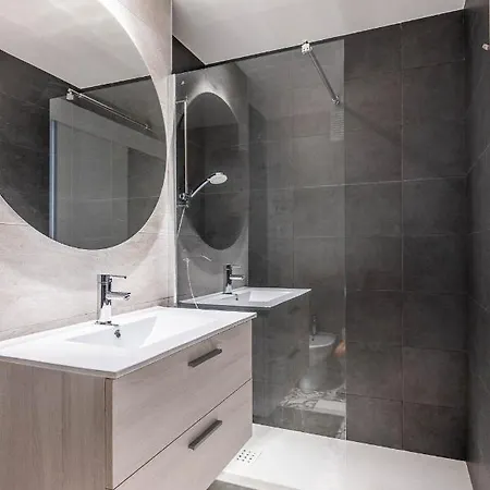 Amplisimo De Diseno Nuevo En El Corazon De Triana, Parking Included Διαμέρισμα *