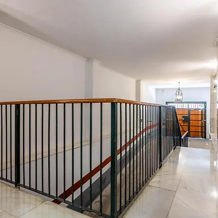 Amplisimo De Diseno Nuevo En El Corazon De Triana, Parking Included *