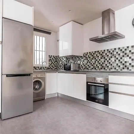 Amplisimo De Diseno Nuevo En El Corazon De Triana, Parking Included Appartement *