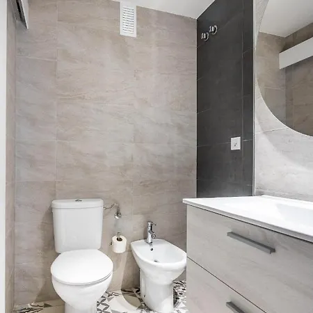 Amplisimo De Diseno Nuevo En El Corazon De Triana, Parking Included Appartement *