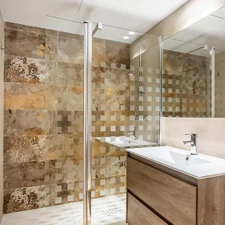Amplisimo De Diseno Nuevo En El Corazon De Triana, Parking Included Appartement *